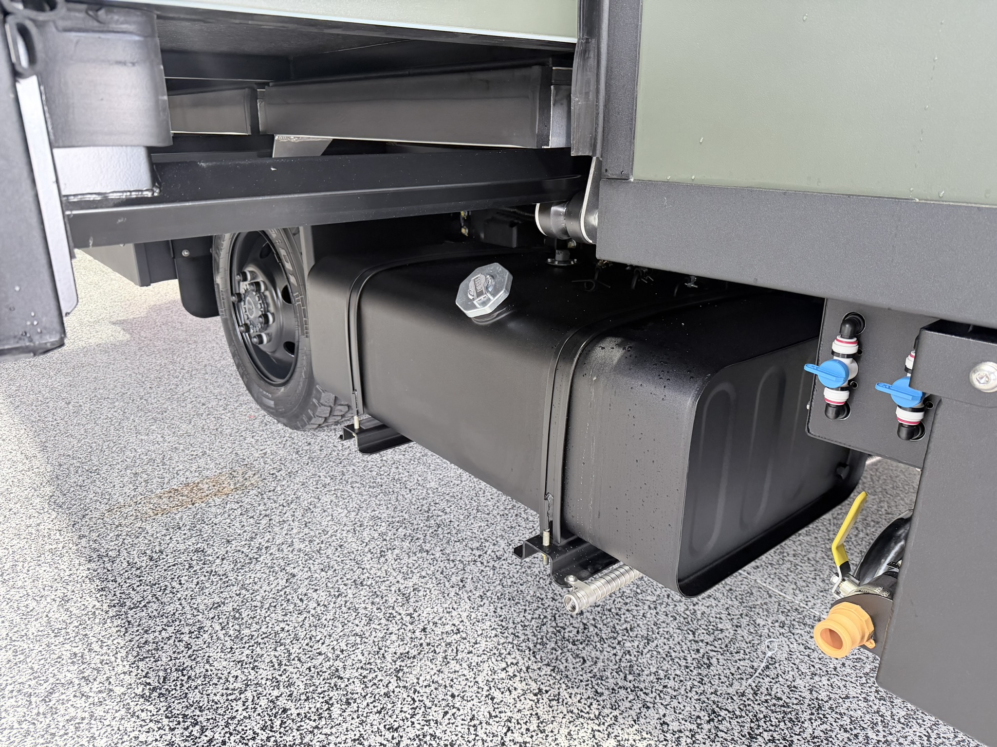 Auxiliary diesel tank mounted under the habitat, close to the rear wheel